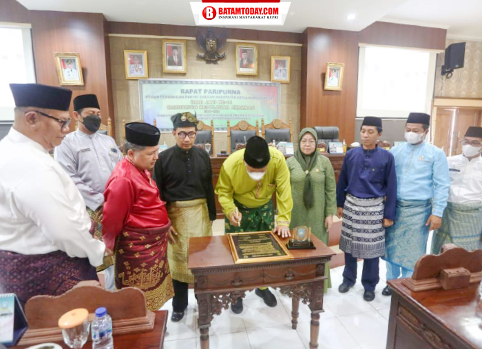 Bupati Kepulauan Anambas saat menandatangani prasasti dari BP2KKA
